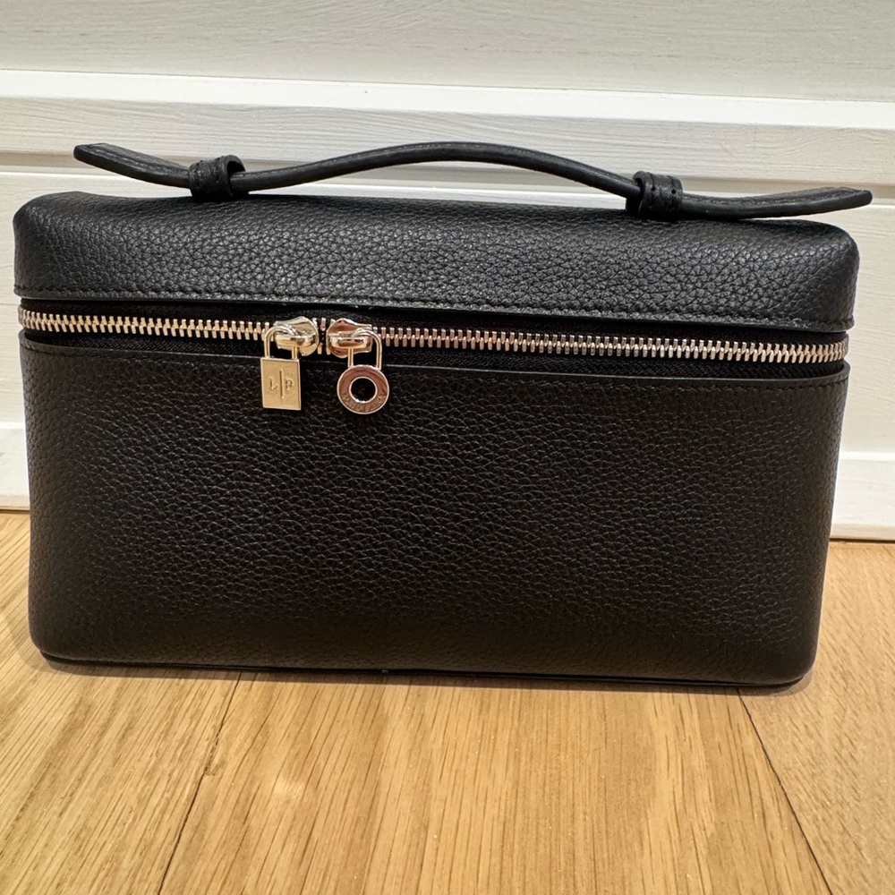 Loro Pian Elegant Black Crossbody Bag - Picture 2 of 9